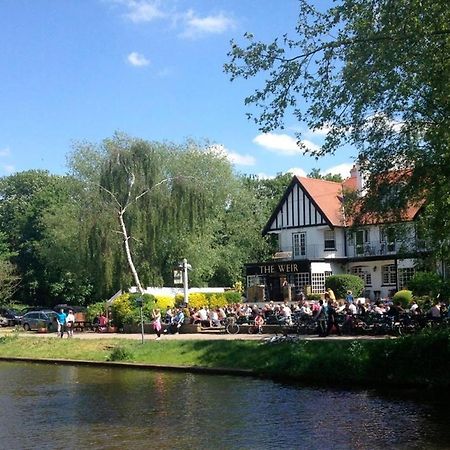 The Weir Hotel ウォルトン・オン・テムズ エクステリア 写真