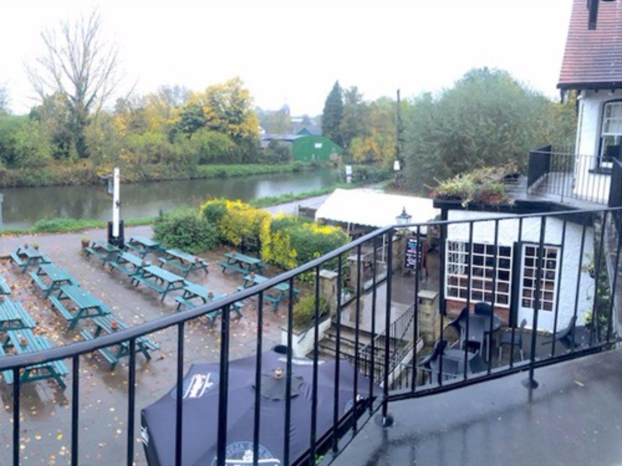 The Weir Hotel ウォルトン・オン・テムズ エクステリア 写真