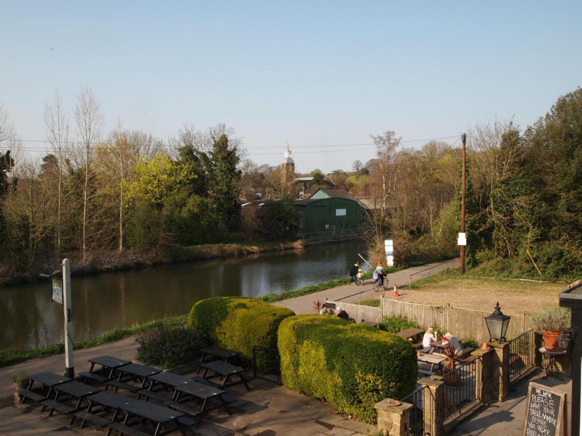 The Weir Hotel ウォルトン・オン・テムズ エクステリア 写真