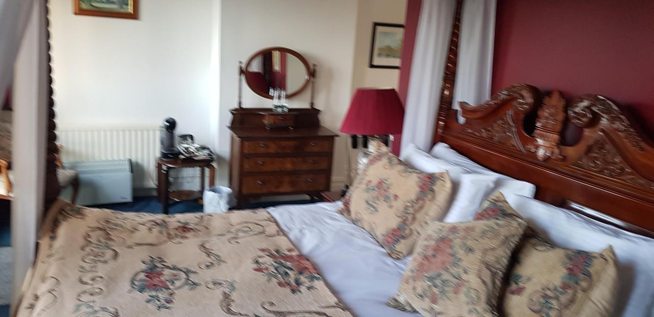 The Weir Hotel ウォルトン・オン・テムズ エクステリア 写真