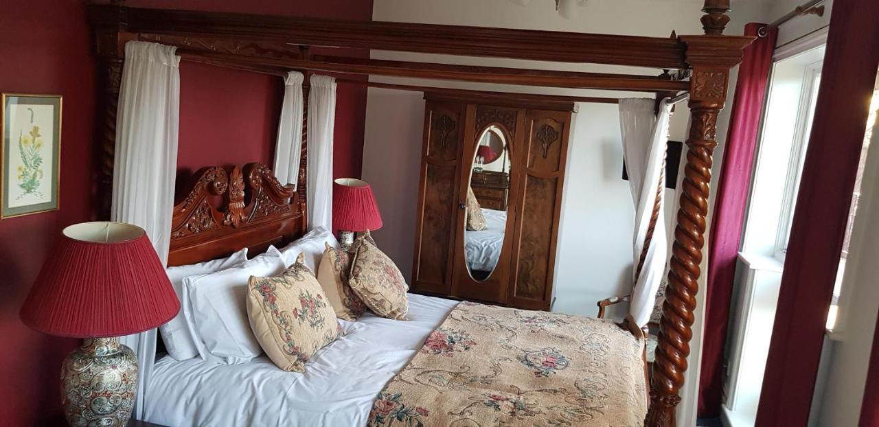 The Weir Hotel ウォルトン・オン・テムズ エクステリア 写真